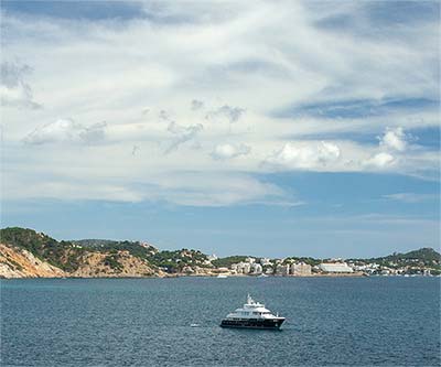 Meer mit Yacht vor einer Stadt in Mallorca