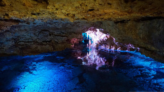 Eine Tropfsteinhöhle mit See in Mallorca